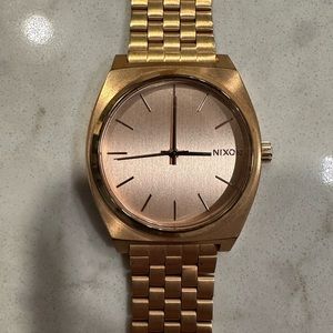 Nixon gold/rose gold watch -needs a new battery-